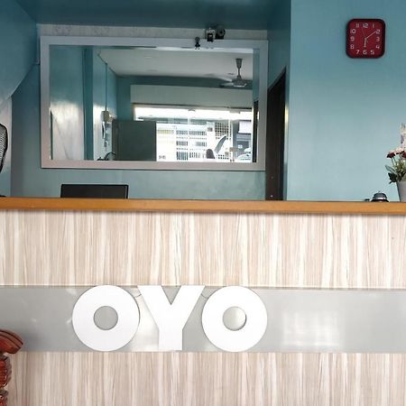 Oyo 89737 Hotel Tishoa Kampong Batu Tiga Exterior foto